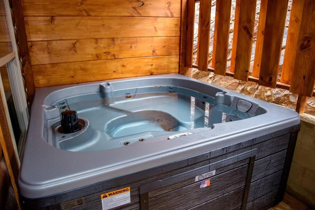 Spacious 2800 Sq Ft-Cozy Wood Cabin-New Build Pigeon Forge Ngoại thất bức ảnh